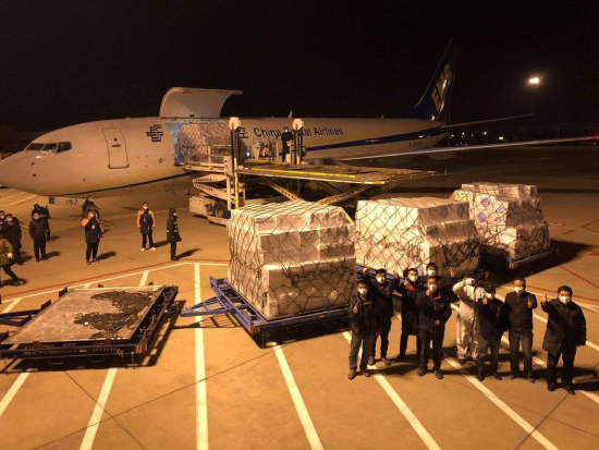 口罩、消毒液等防疫物資進(jìn)口機(jī)場(chǎng)清關(guān)，眾志成城，共同戰(zhàn)&ldquo;疫&rdquo;